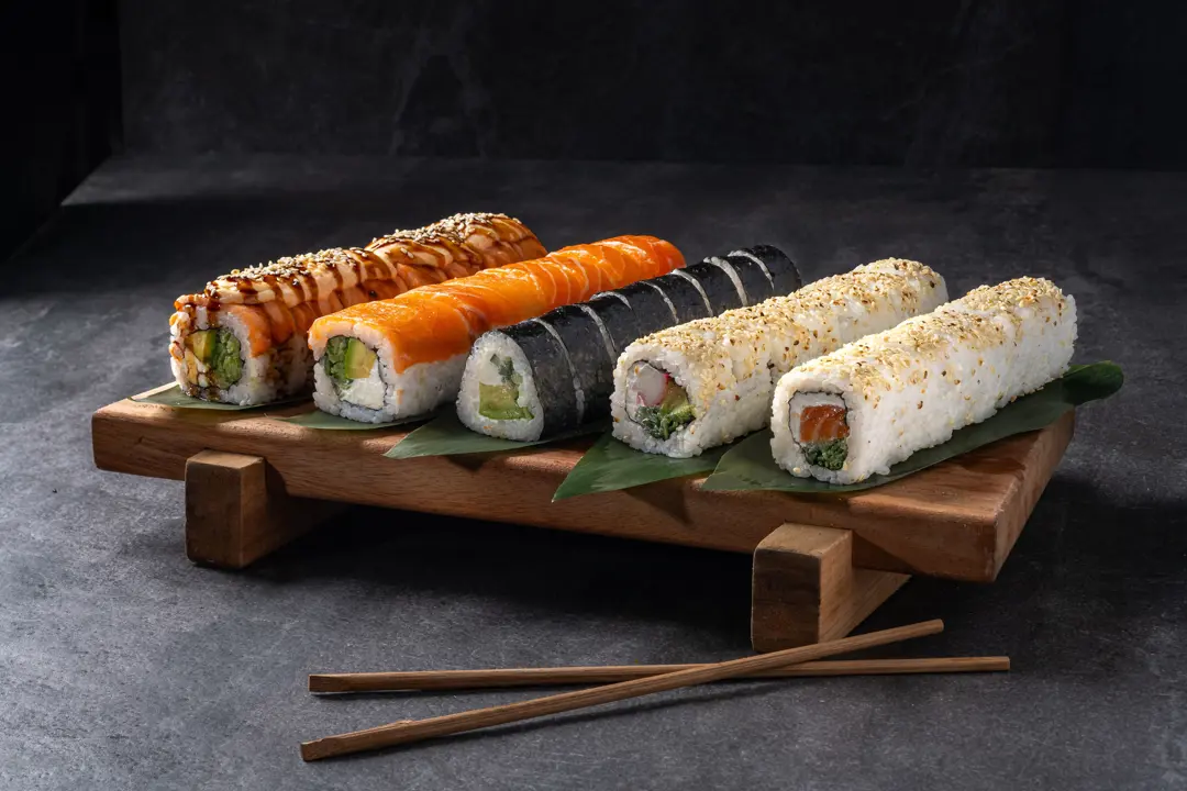 Karışık sushi tabağı — Vibe Sushi İzmir Buca sushi fotoğraf çekimi, açılı çekim (2) | Mert Akdurak