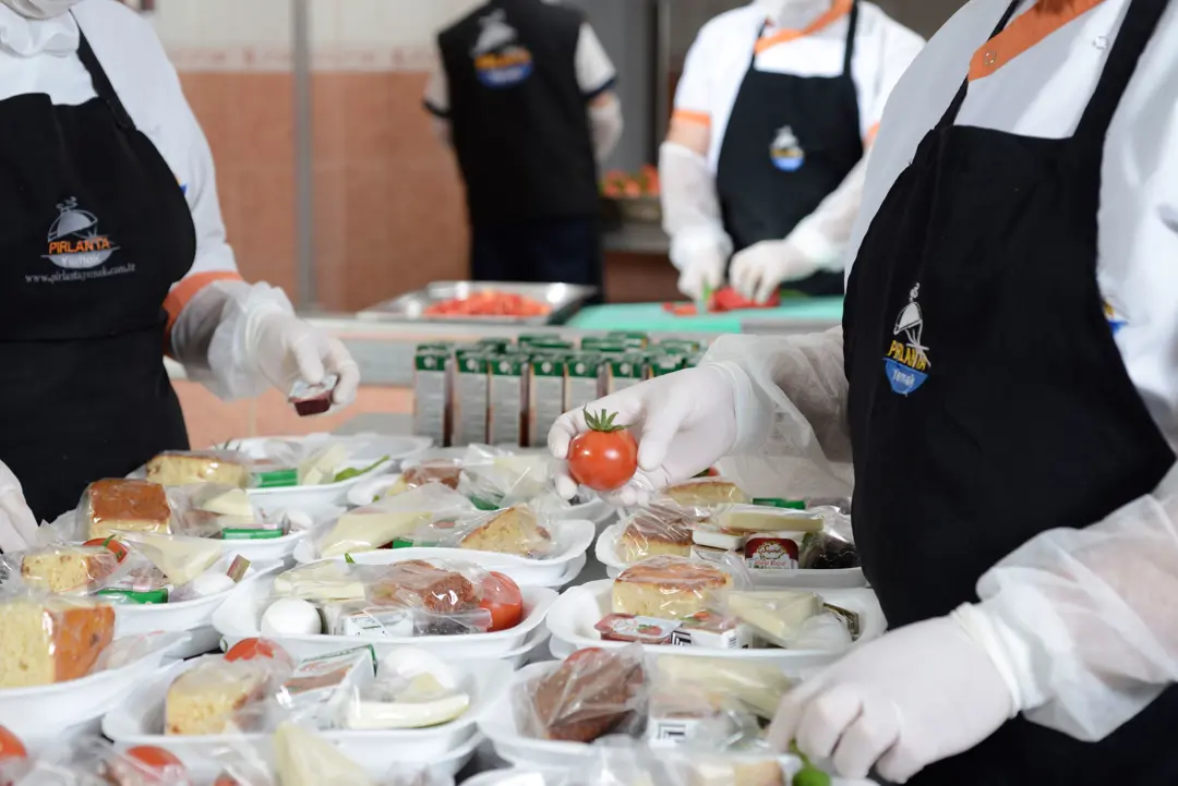 Fabrika Fotoğraf Çekimi İzmir — Pırlanta Yemek Temiz Ortam — mertakdurak.com