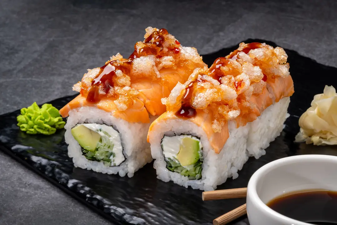 Somonlu Çıtır Roll — Vibe Sushi İzmir Buca sushi fotoğraf çekimi, açılı çekim | Mert Akdurak