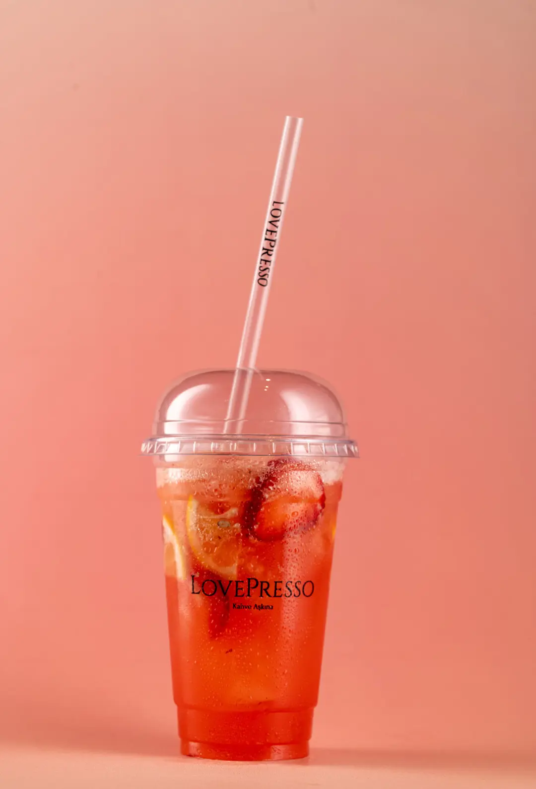 LovePresso kırmızı meyveli soğuk içecek alternatif açı, pembe gradient fon — İzmir franchise kahve menü fotoğrafı, Mert Akdurak