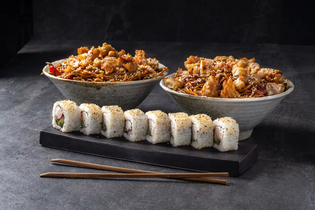 Susamli Uramaki ve Çıtır Tavuklu Noodle — Vibe Sushi İzmir Buca sushi fotoğraf çekimi, açılı çekim | Mert Akdurak