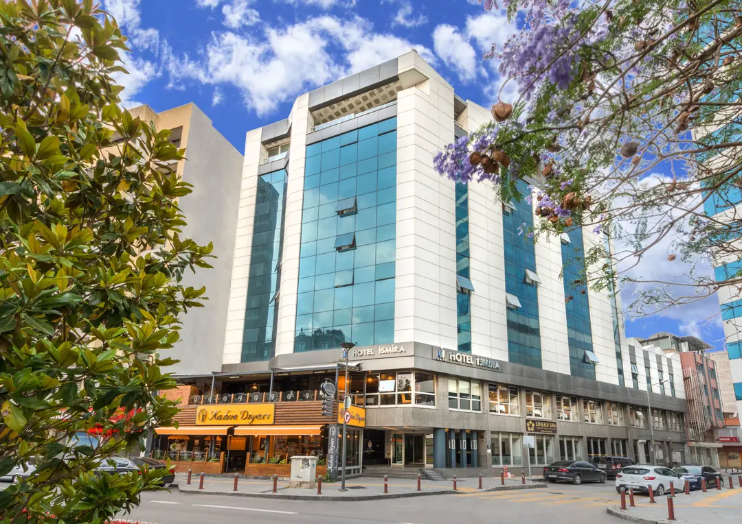 Mimari Fotoğraf Çekimi İzmir — Hotel İsmira Cephe Yansımaları — mertakdurak.com