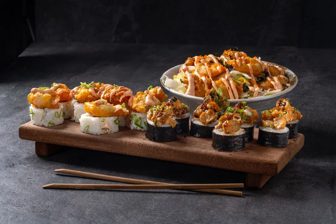 Karışık sushi tabağı ve tempura salatası — Vibe Sushi İzmir Buca sushi fotoğraf çekimi, açılı çekim | Mert Akdurak