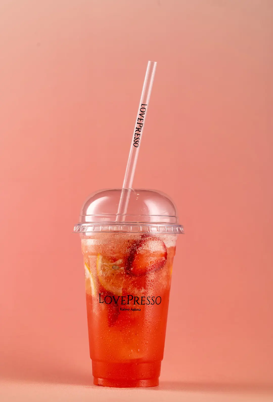 LovePresso çilek portakal soğuk içecek, pembe salmon gradient PVC fon — İzmir takeaway kahve fotoğraf çekimi, Mert Akdurak
