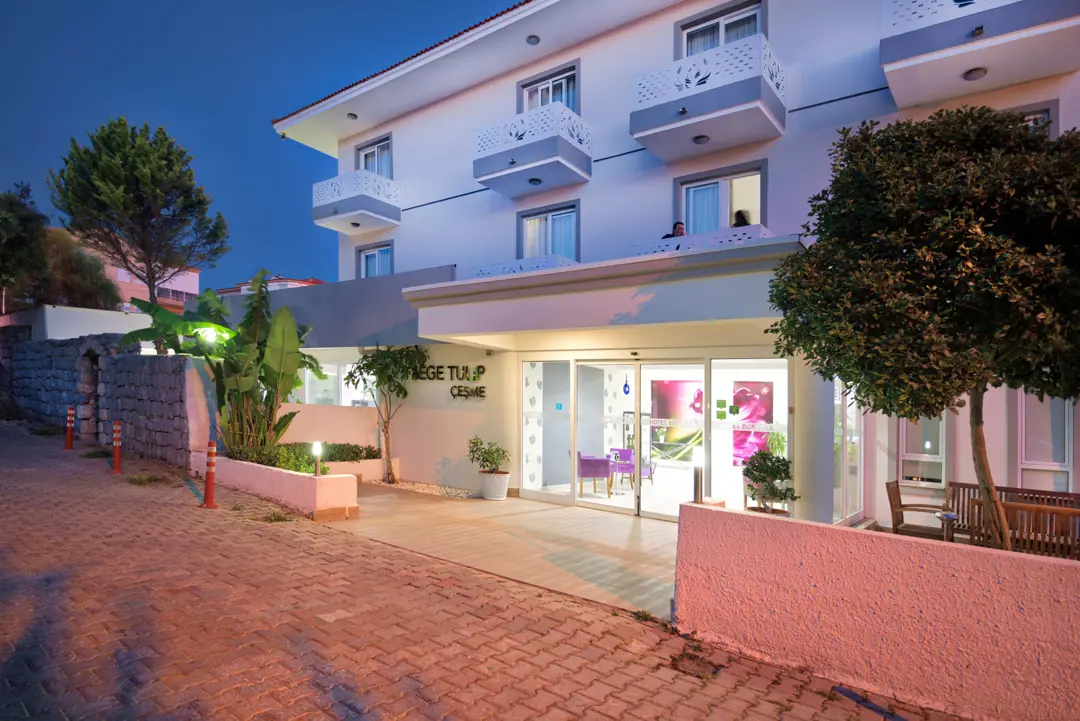 Mimari Fotoğraf Çekimi İzmir — Ege Tulip Hotel Gece Aydınlatması ve Havuz Detayı — mertakdurak.com — 15