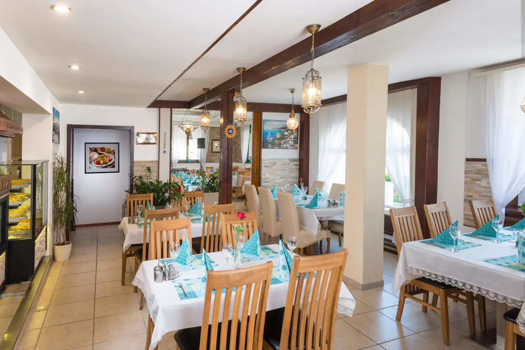 Mimari Fotoğraf Çekimi İzmir — Orient Grill Bina Kompozisyonu — mertakdurak.com