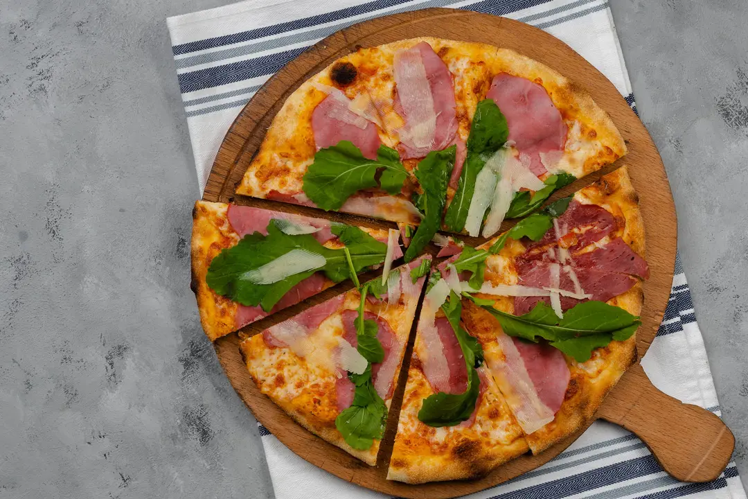 Gıda Fotoğraf Çekimi İzmir — Rosmarino Pizza Renk Kontrastı — mertakdurak.com