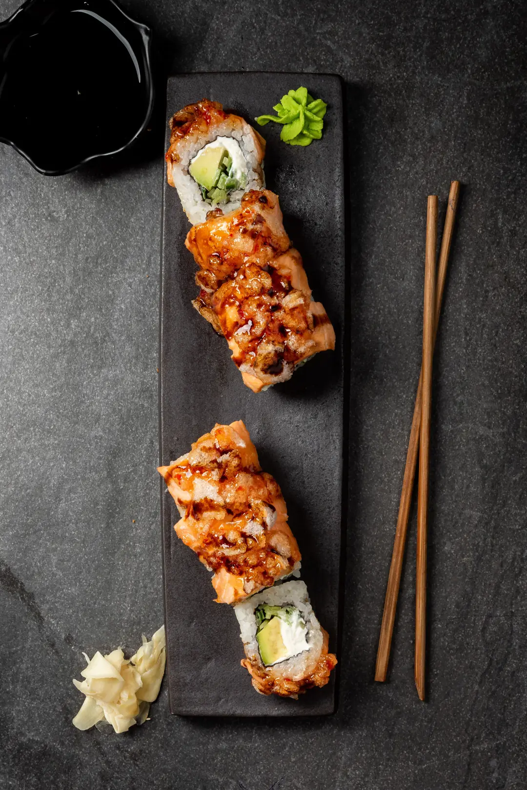 Pürmüzlenmiş Somon Roll — Vibe Sushi İzmir Buca sushi fotoğraf çekimi, tepeden çekim | Mert Akdurak