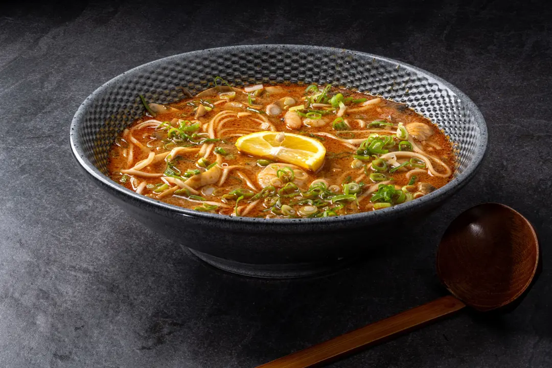 Karidesli Noodle Çorbası — Vibe Sushi İzmir Buca sushi fotoğraf çekimi, açılı çekim | Mert Akdurak