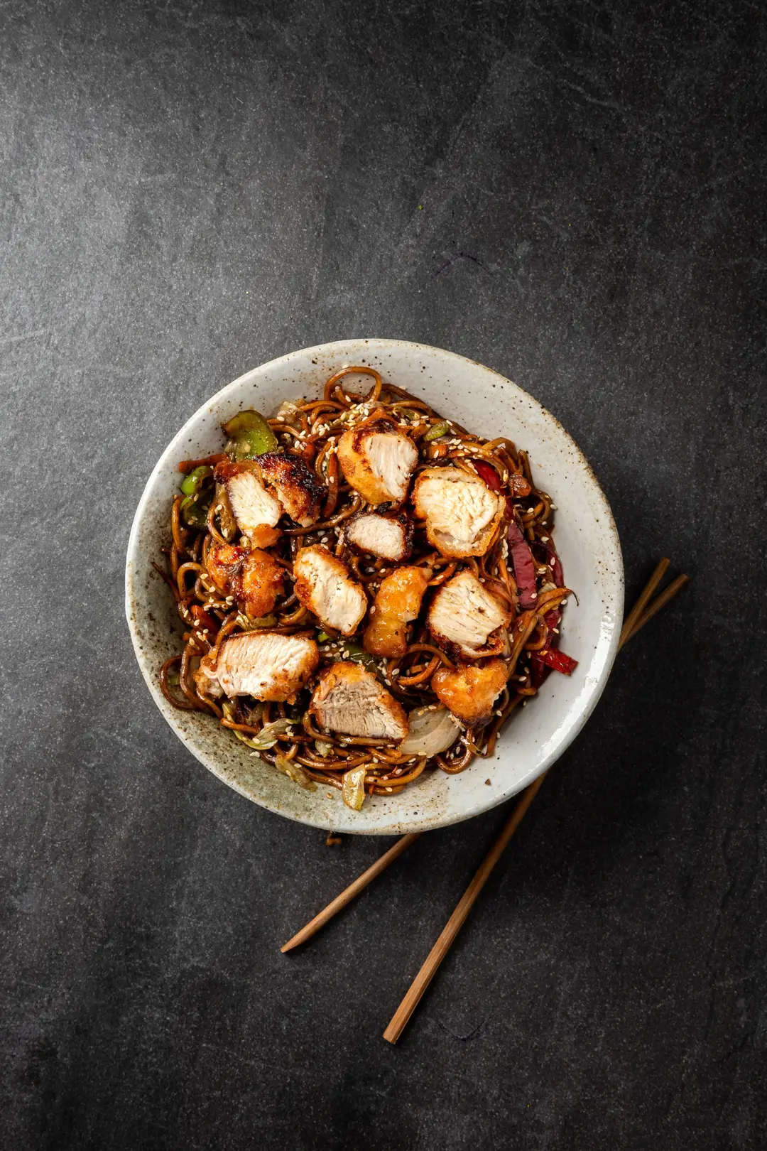 Tavuklu Noodle — Vibe Sushi İzmir Buca sushi fotoğraf çekimi, tepeden çekim | Mert Akdurak
