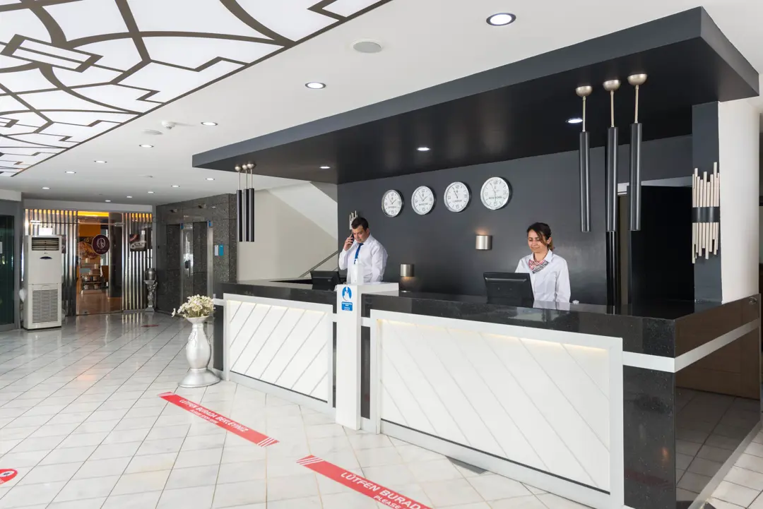 Mimari Fotoğraf Çekimi İzmir — Hotel İsmira Modern Bina Tasarımı — mertakdurak.com