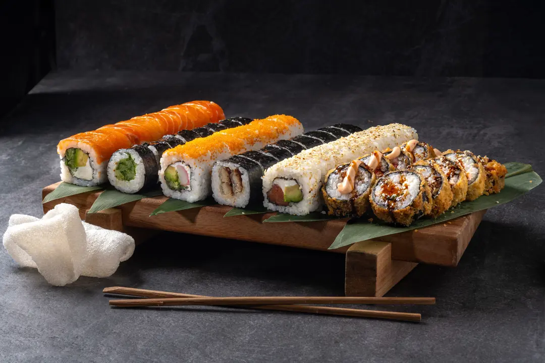 Karışık sushi tabağı — Vibe Sushi İzmir Buca sushi fotoğraf çekimi, açılı çekim (3) | Mert Akdurak