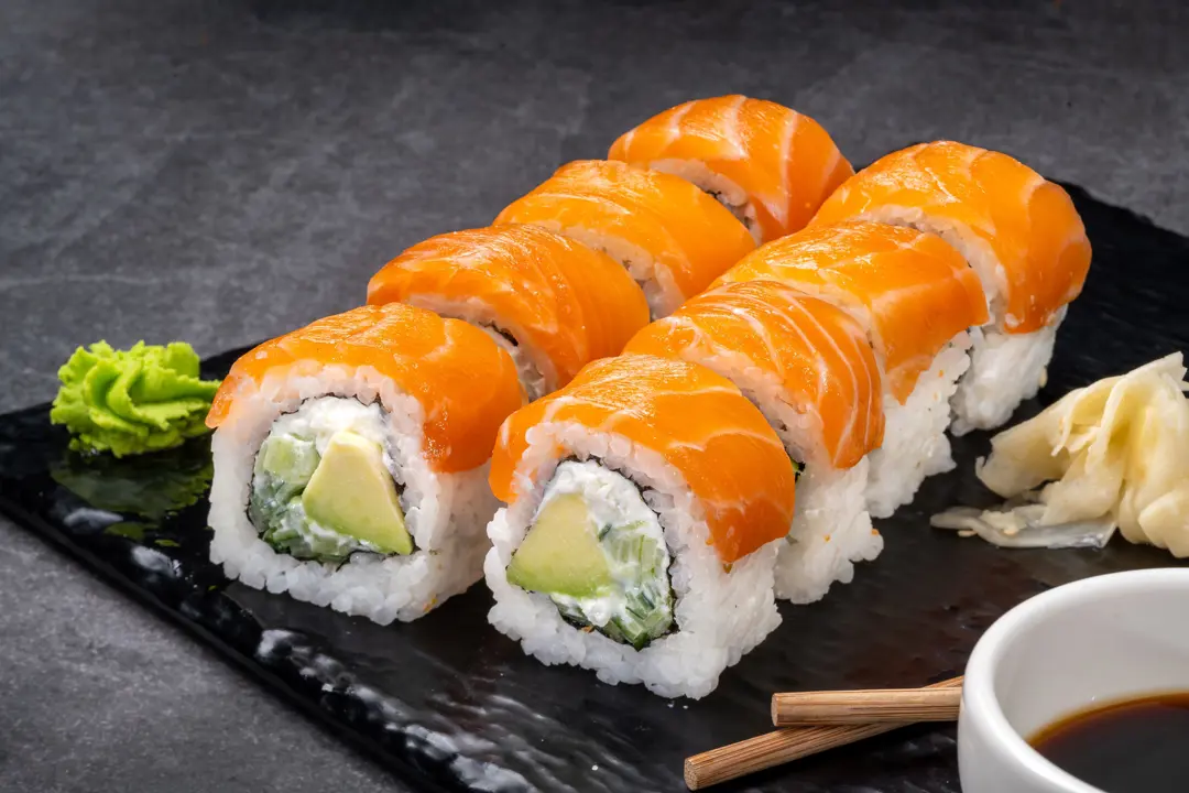 Somonlu Philadelphia Roll — Vibe Sushi İzmir Buca sushi fotoğraf çekimi, açılı çekim | Mert Akdurak