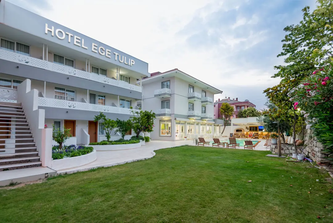 Mimari Fotoğraf Çekimi İzmir — Ege Tulip Hotel Gece Aydınlatması ve Havuz Detayı — mertakdurak.com