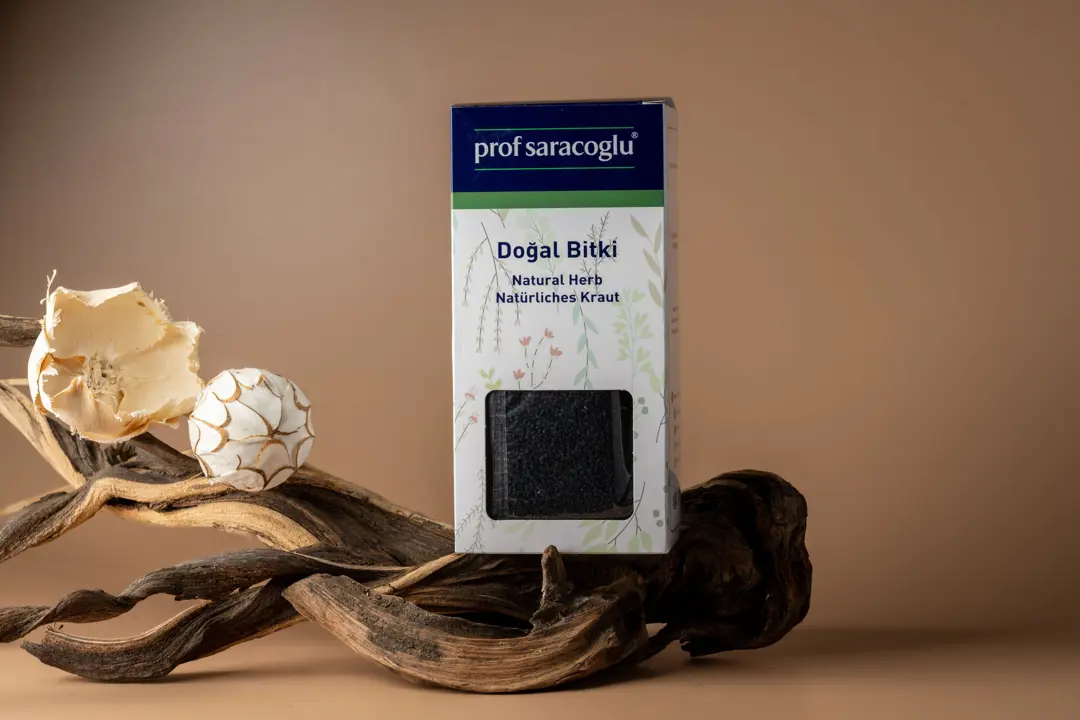 Prof Saraçoğlu Anatolya No:7 Reed Diffuser — warm beige zemin, sürüklü ahşap ve kurutulmuş güller, moody konsept ürün fotoğraf çekimi, RF Studio İzmir 2026, Mert Akdurak