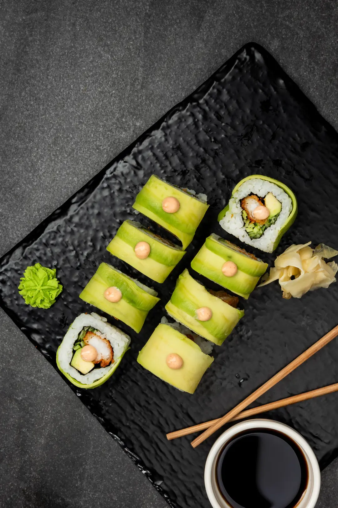 Avokado Kaplı Ebi Tempura Roll — Vibe Sushi İzmir Buca sushi fotoğraf çekimi, tepeden çekim | Mert Akdurak