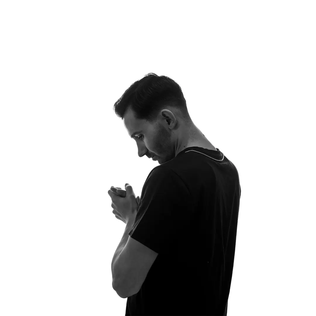 Müzisyen siyah beyaz silhouette portre, profil, eller önde kavuşturulmuş, yüksek kontrast beyaz arka plan — İzmir spotify single cover fotoğrafı
