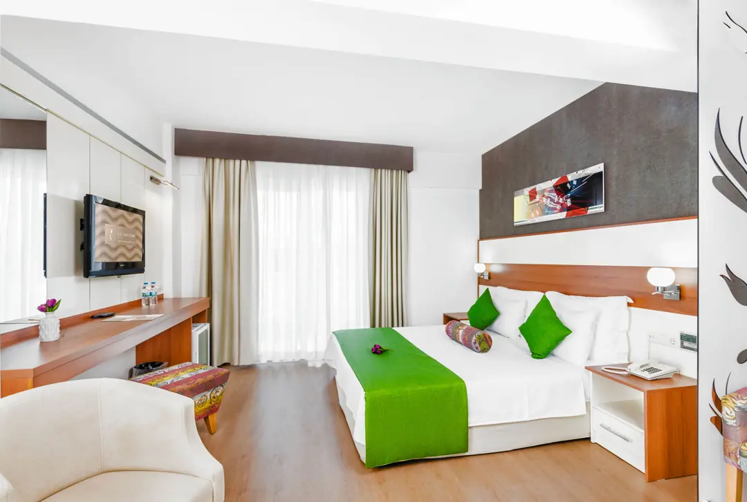 Mimari Fotoğraf Çekimi İzmir — Ege Tulip Hotel Gece Aydınlatması ve Havuz Detayı — mertakdurak.com — 18