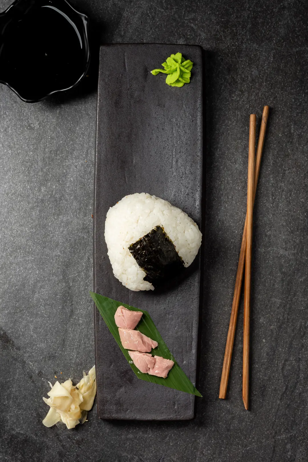 Onigiri — Vibe Sushi İzmir Buca sushi fotoğraf çekimi, tepeden çekim | Mert Akdurak