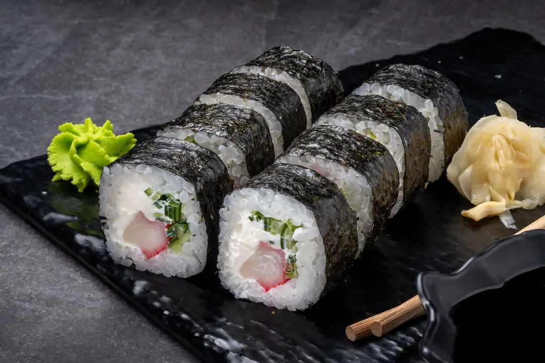 Surimi ve Krem Peynirli Maki Roll — Vibe Sushi İzmir Buca sushi fotoğraf çekimi, açılı çekim | Mert Akdurak