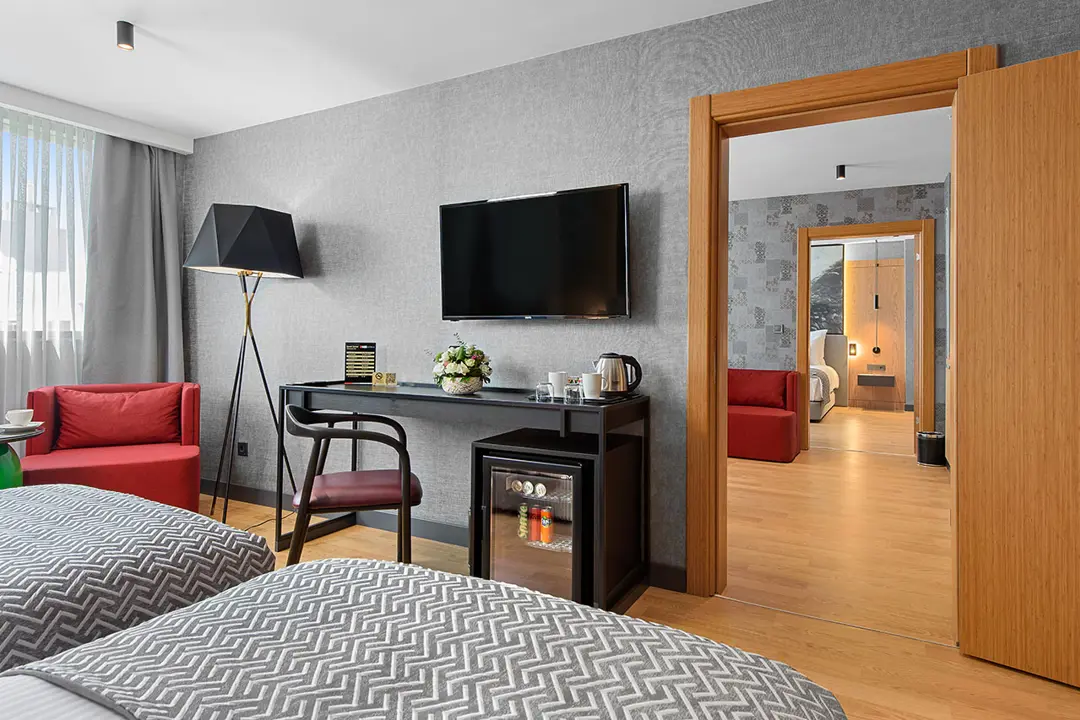 Mimari Fotoğraf Çekimi İzmir — İBOS Hotel Ayna Yansımaları — mertakdurak.com — 11
