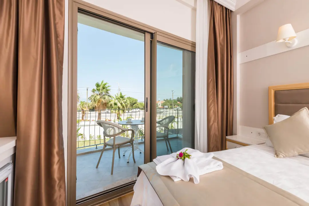 Mimari Fotoğraf Çekimi İzmir — AS Hotel Bina Cephesi ve Mavi Gökyüzü — mertakdurak.com — 12