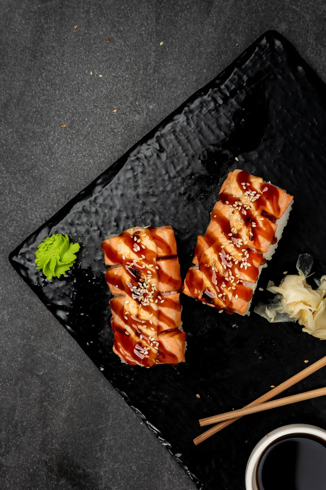 Teriyaki Soslu Pürmüzlenmiş Somon Roll — Vibe Sushi İzmir Buca sushi fotoğraf çekimi, tepeden çekim | Mert Akdurak