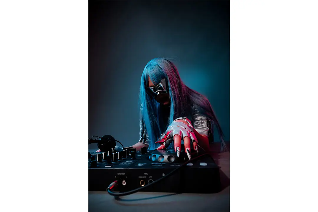 Profesyonel Portre Çekimi İzmir — DJ Ninja Fütüristik Gözlük Detayı — mertakdurak.com