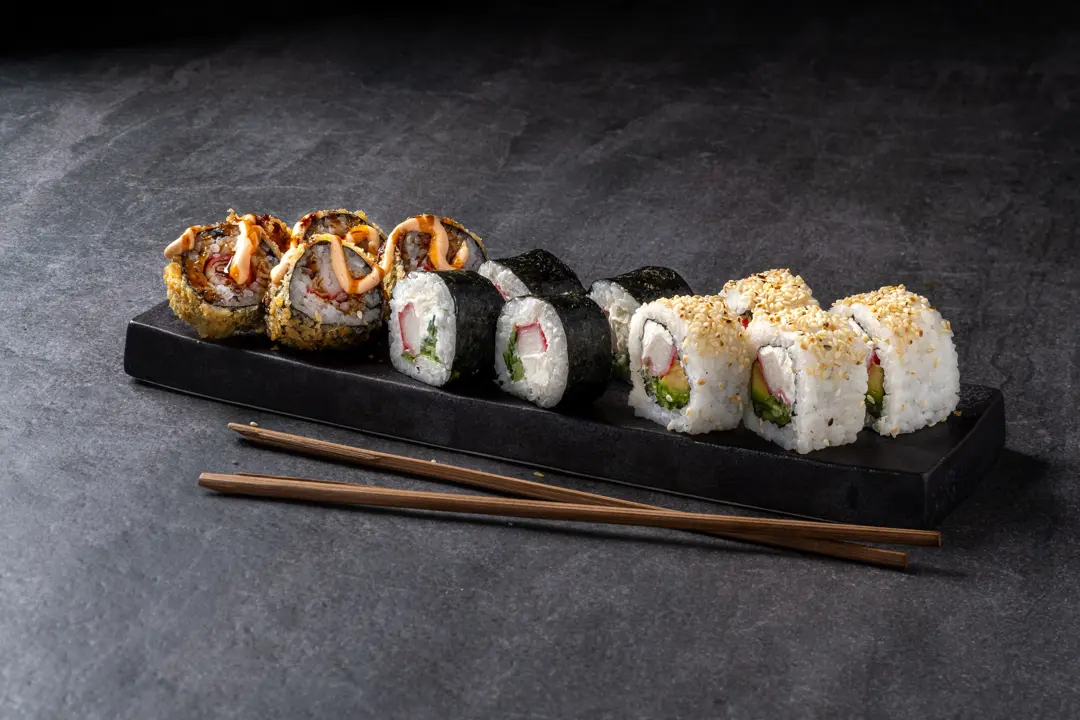Karışık sushi tabağı — Vibe Sushi İzmir Buca sushi fotoğraf çekimi, açılı çekim (1) | Mert Akdurak