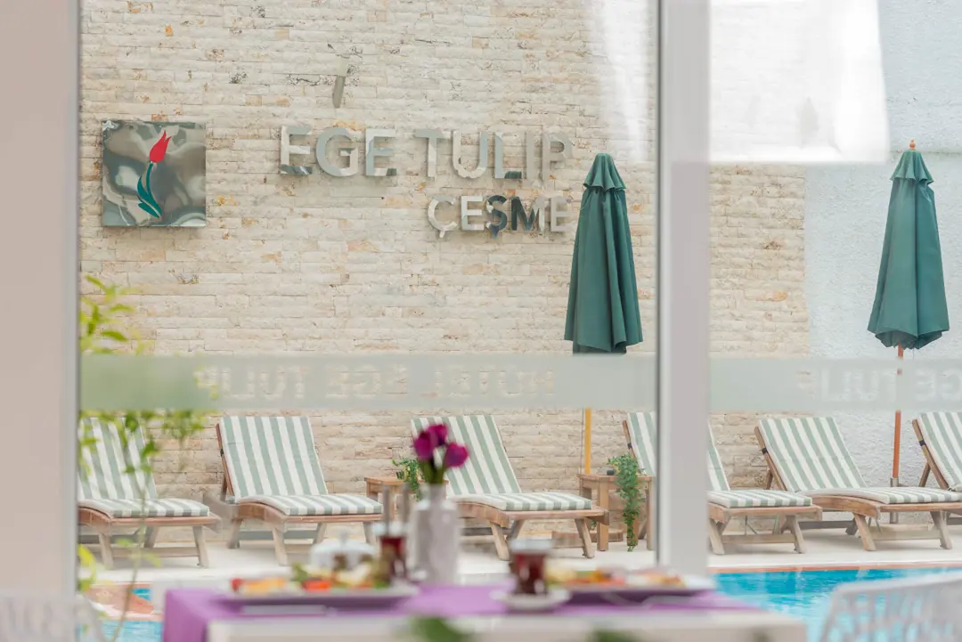 Mimari Fotoğraf Çekimi İzmir — Ege Tulip Hotel Havuz ve Şezlongların Gece Görünümü — mertakdurak.com