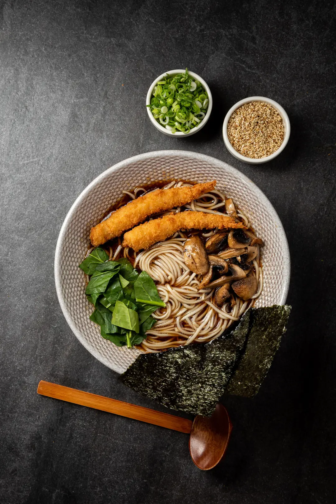 Ebi tempura noodle — Vibe Sushi İzmir Buca sushi fotoğraf çekimi, tepeden çekim | Mert Akdurak