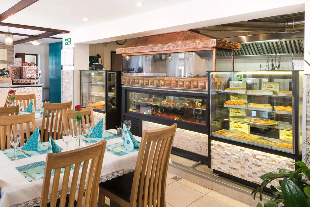 Mimari Fotoğraf Çekimi İzmir — Orient Grill Marka Kimliği Vurgusu — mertakdurak.com