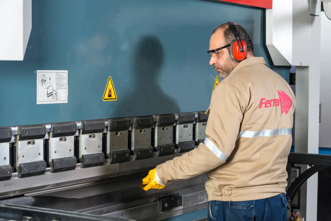Fabrika Fotoğraf Çekimi İzmir — Ferra Kapı Üretim Süreci — mertakdurak.com