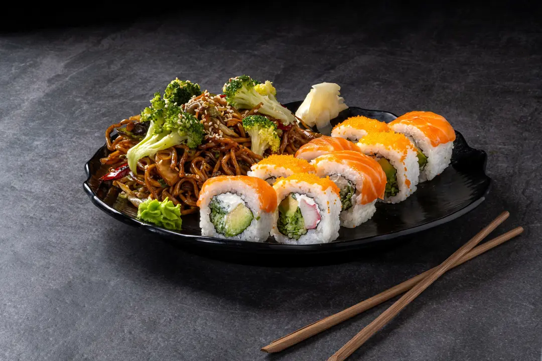 Noodle ve Karışık Sushi Tabağı — Vibe Sushi İzmir Buca sushi fotoğraf çekimi, açılı çekim | Mert Akdurak