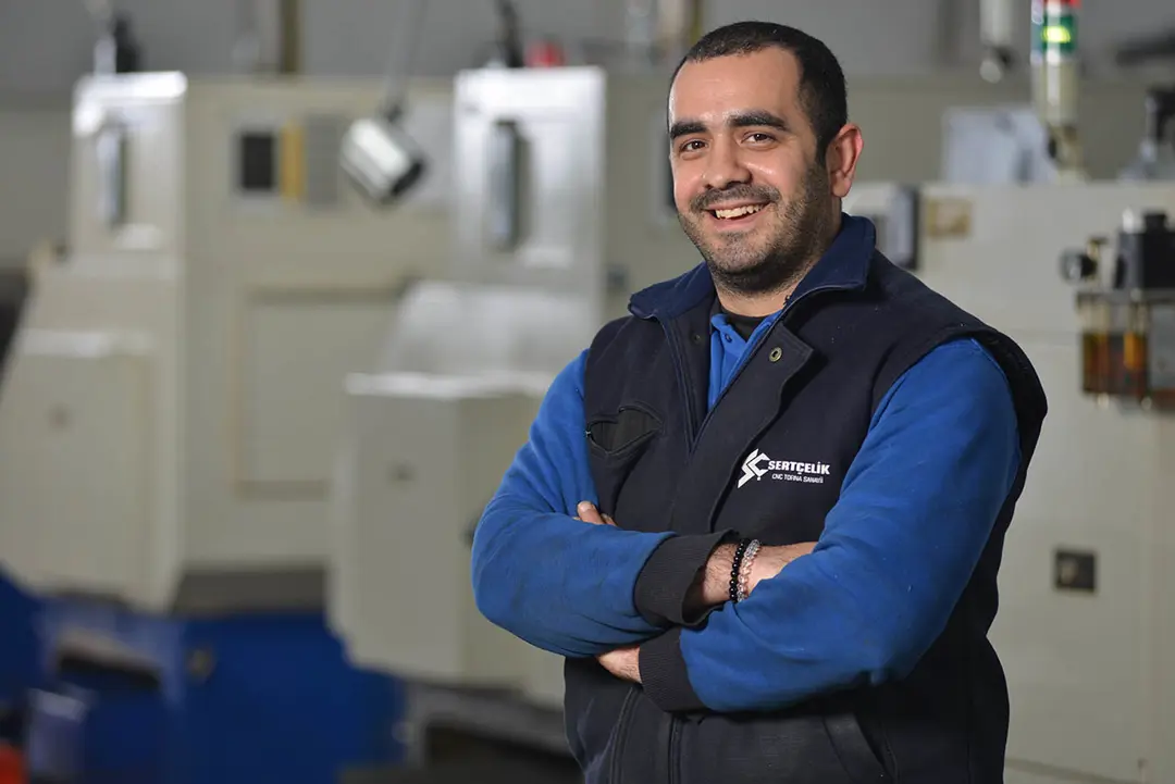 Fabrika Fotoğraf Çekimi İzmir — Sertçelik CNC Çalışan Portresi — mertakdurak.com