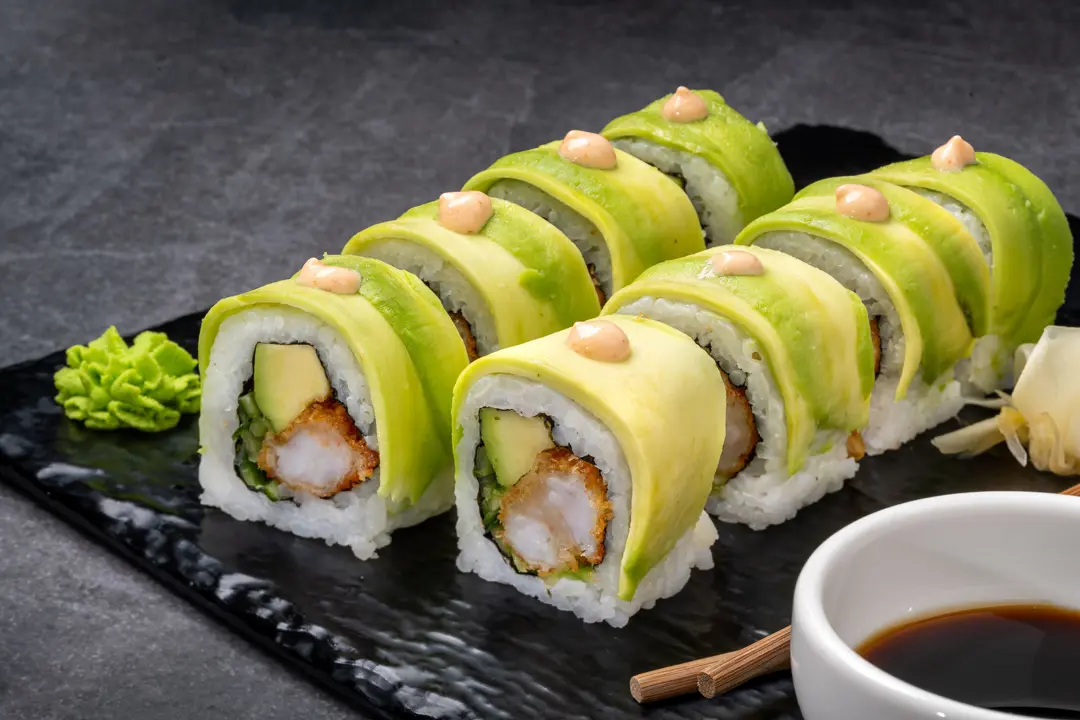 Avokado Kaplı Karides Tempura Roll — Vibe Sushi İzmir Buca sushi fotoğraf çekimi, açılı çekim | Mert Akdurak