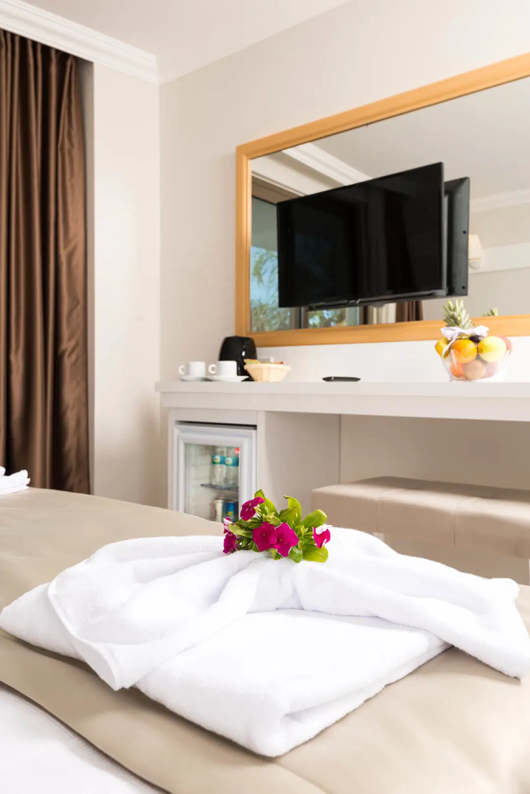 Mimari Fotoğraf Çekimi İzmir — AS Hotel Beyaz Duvar ve Yeşil Bitki Örtüsü — mertakdurak.com