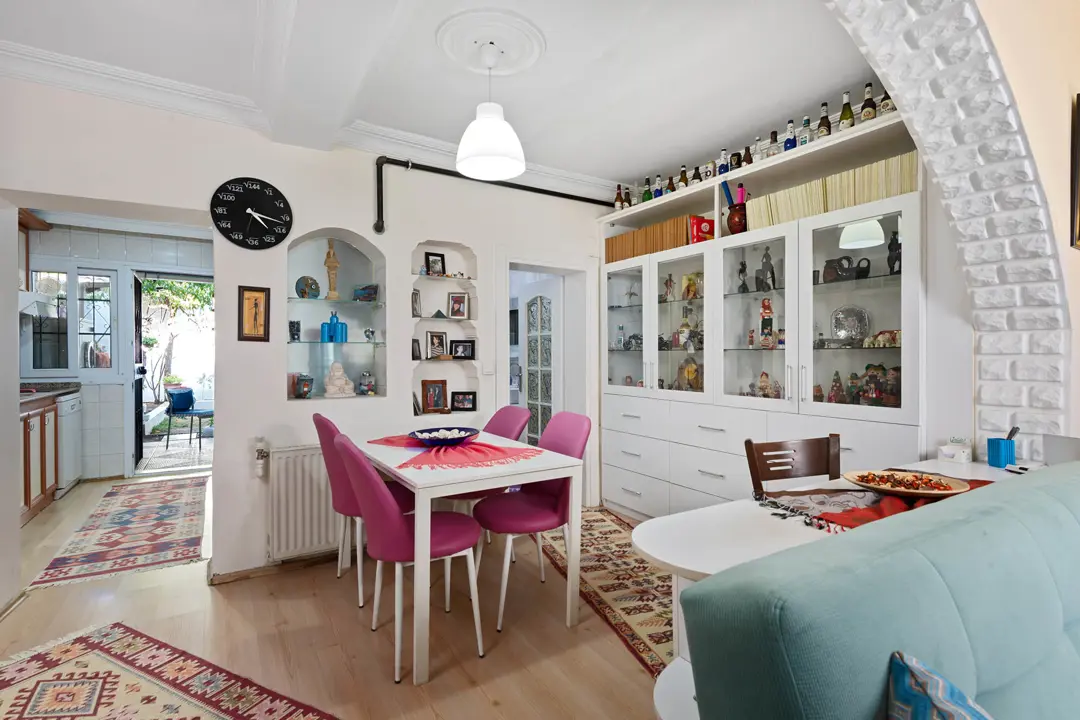 Mimari Fotoğraf Çekimi İzmir — Mahmush Airbnb Renk Dengesi — mertakdurak.com