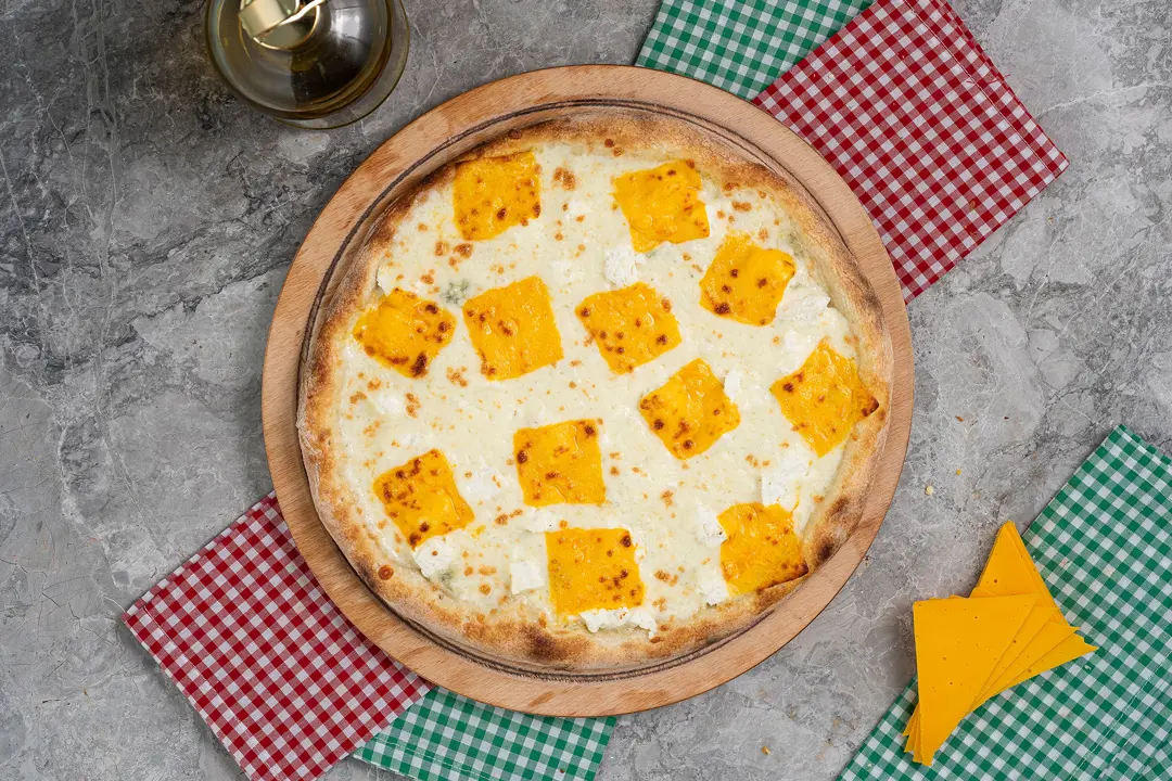 Gıda Fotoğraf Çekimi İzmir — Napolia Pizza Ahşap Zemin Dokusu — mertakdurak.com