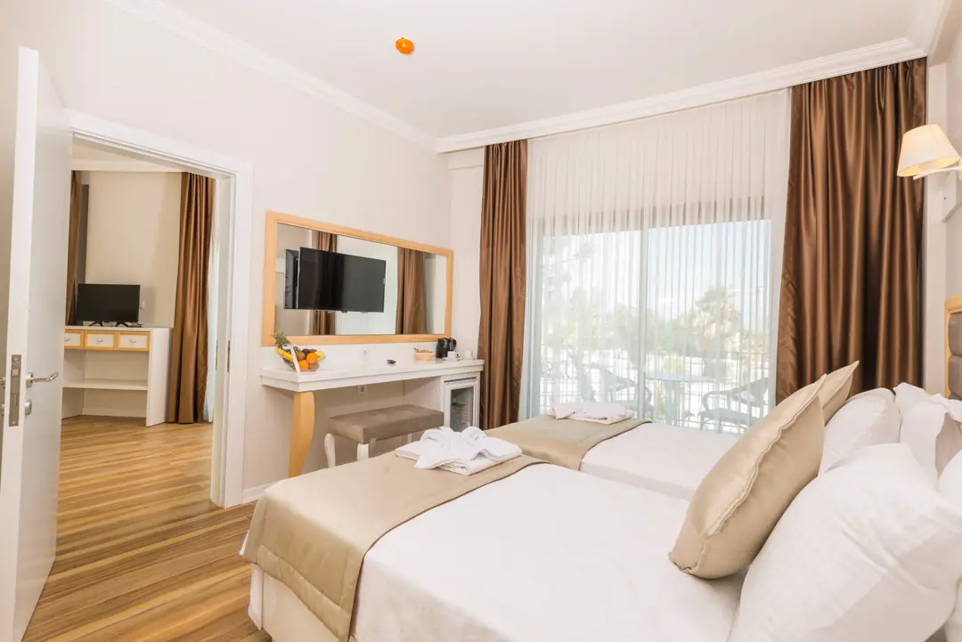 Mimari Fotoğraf Çekimi İzmir — AS Hotel Bina Cephesi ve Mavi Gökyüzü — mertakdurak.com — 13