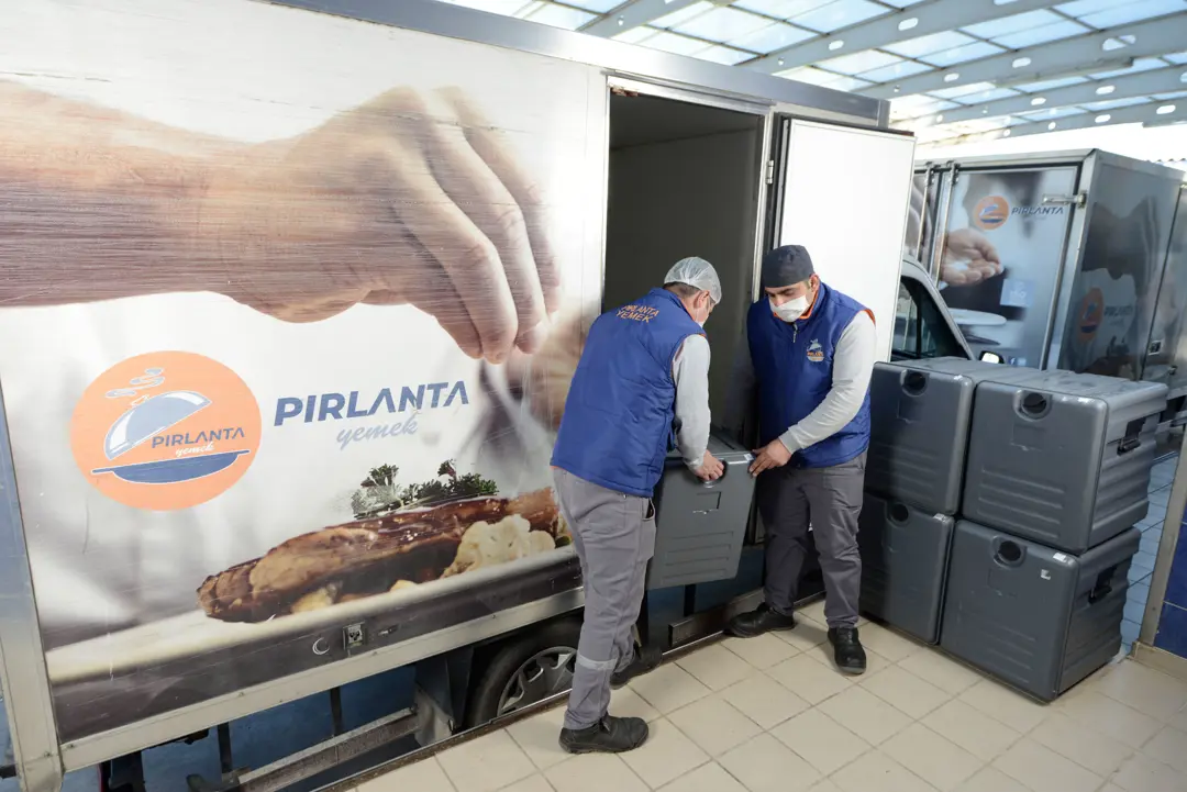 Fabrika Fotoğraf Çekimi İzmir — Pırlanta Yemek Çalışan Detayı — mertakdurak.com