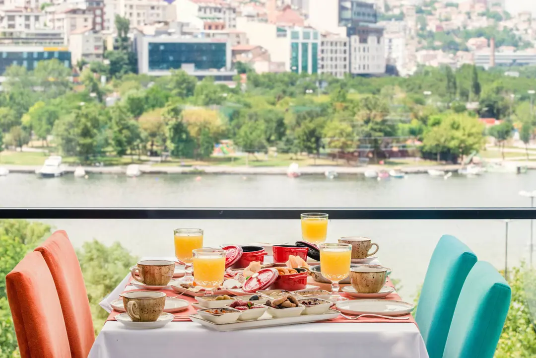 Mimari Fotoğraf Çekimi İzmir — Mayla Golden Horn Hotel Bina Kompozisyonu — mertakdurak.com