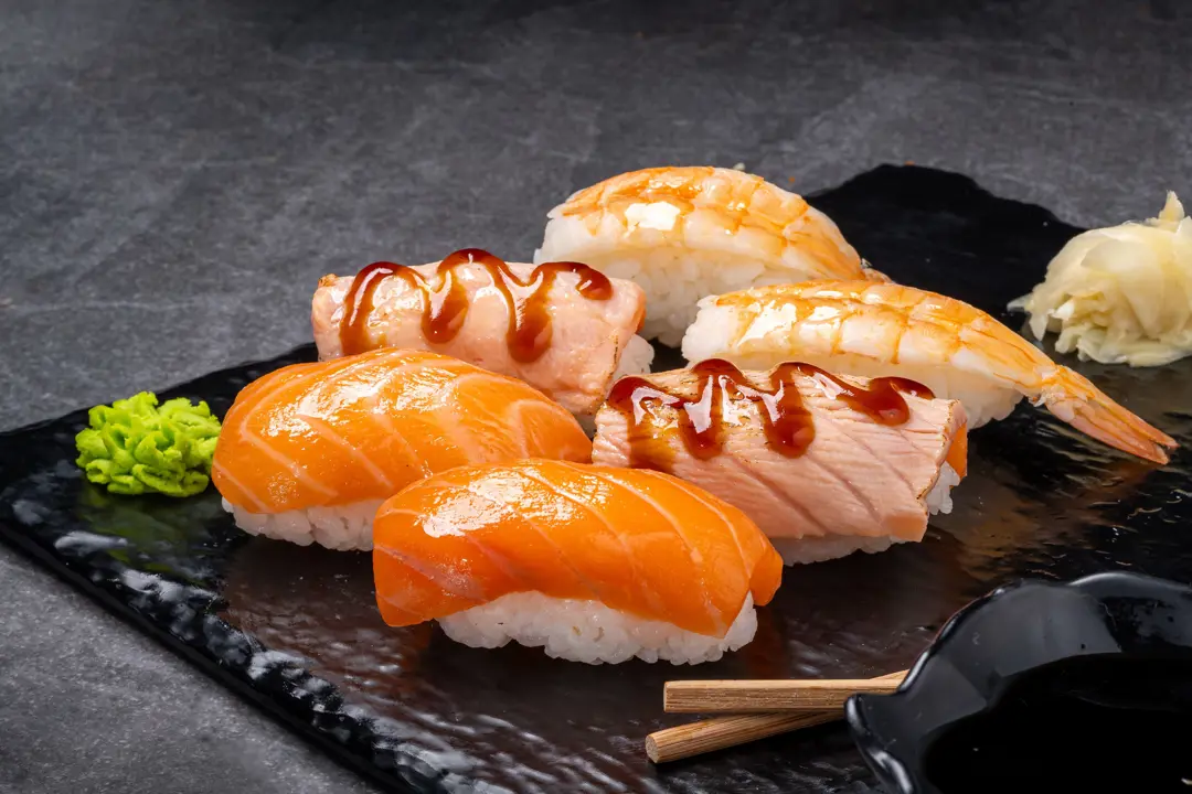Karışık nigiri tabağı — Vibe Sushi İzmir Buca sushi fotoğraf çekimi, açılı çekim | Mert Akdurak