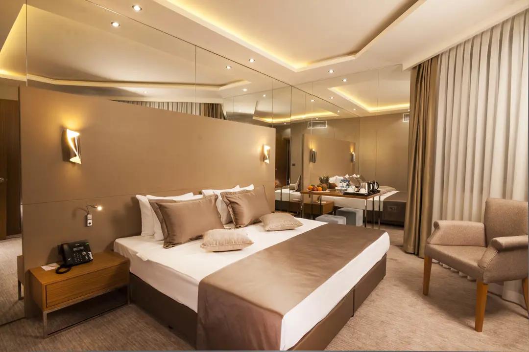 Mimari Fotoğraf Çekimi İzmir — Elara Hotel Bina Silüeti — mertakdurak.com
