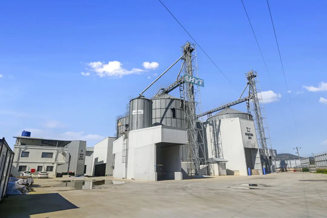 Antrepo tesisinde çelik silo grubu, elevatör kuleleri ve idari yapılar, açık havada HDR tekniğiyle çekilmiş kare.