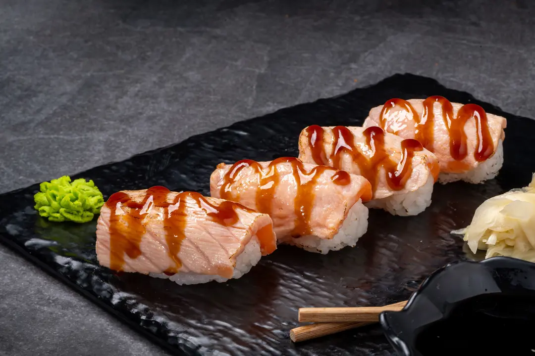 Aburi Somon Nigiri — Vibe Sushi İzmir Buca sushi fotoğraf çekimi, açılı çekim | Mert Akdurak