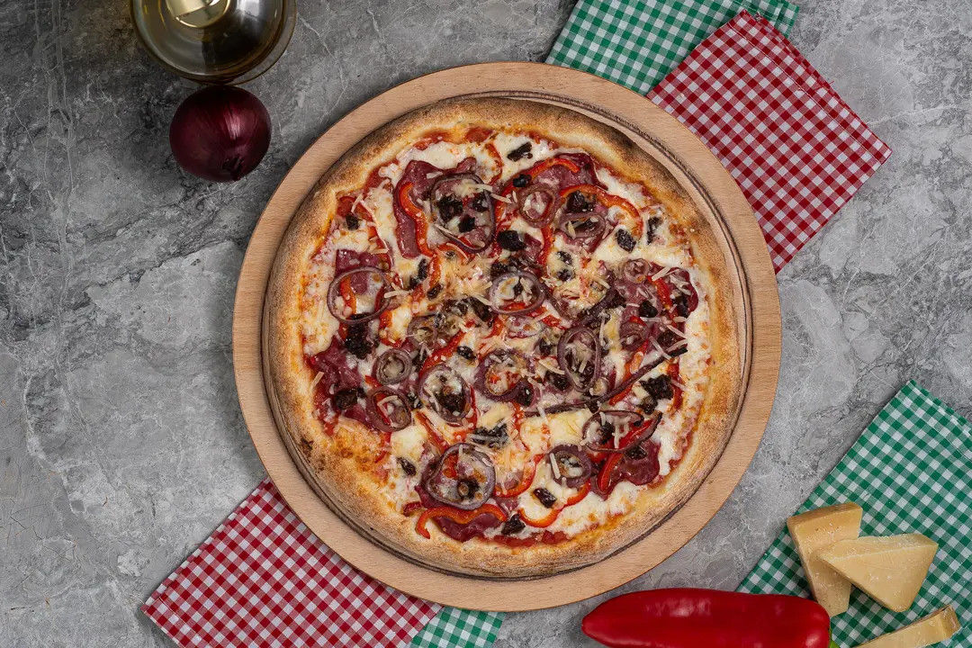 Gıda Fotoğraf Çekimi İzmir — Napolia Pizza Üst Açı Kompozisyon — mertakdurak.com