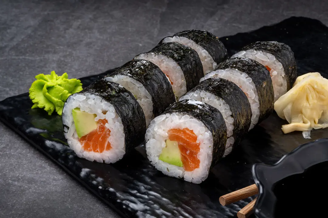 Somon ve Avokadolu Maki — Vibe Sushi İzmir Buca sushi fotoğraf çekimi, açılı çekim | Mert Akdurak