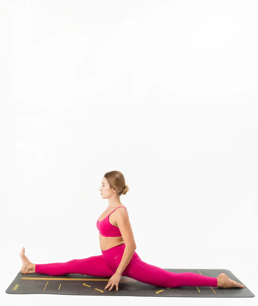 İzmir stüdyo zemininde kadın yoga eğitmeninin tam bacak açma duruşu sergilediği Kentli Gurular yoga fotoğraf çekimi.