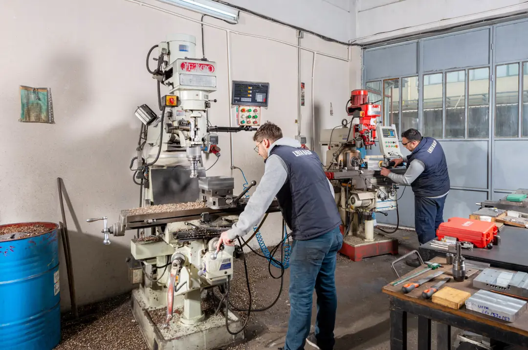 Fabrika Fotoğraf Çekimi İzmir — Usta Kalıp Metal İşleme Sanatı — mertakdurak.com